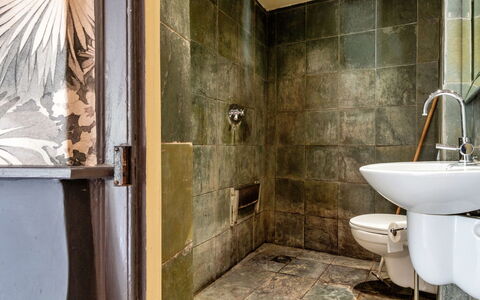 Morley House: Asiento Del Baño, Baño, Arreglo De Tubería, Pared, Baño, Piso, Suelo, Diseño De Interiores, Plomería, Loseta