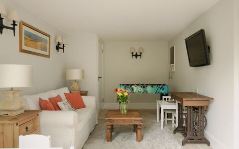 Dunford Barn: Mueble, Diseño De Interiores, Pared, Madera, Sofá, Piso, Habitación, Suelo, Techo, Sala