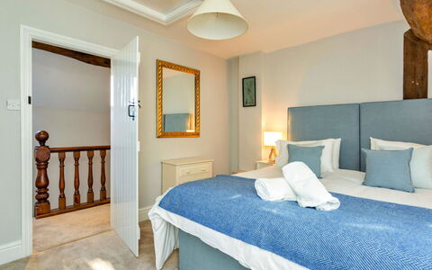 Dunford Barn: Mueble, Pared, Habitación, Cama, Madera, Suelo, Diseño De Interiores, Piso, Techo, Lecho