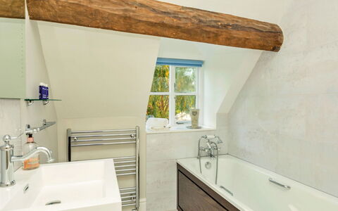 Dunford Barn: Diseño De Interiores, Piso, Arreglo De Tubería, Suelo, Techo, Bañera, Plomería, Casa, Grifo, Baño