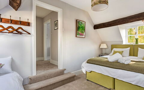 Dunford Barn: Mueble, Diseño De Interiores, Cama, Pared, Habitación, Piso, Madera, Techo, Habitación, Suelo