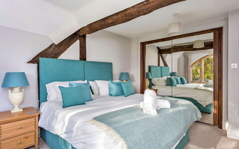 Dunford Barn: Mueble, Diseño De Interiores, Cama, Habitación, Habitación, Suelo, Piso, Lecho, Madera, Techo