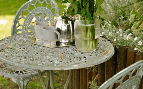 Dunford Barn: Mueble, Mueble Para Exteriores, Mesa, Mesa Al Aire Libre, Silla, Jardín, Patio, Mesa De Café, Patio Interior, Maceta