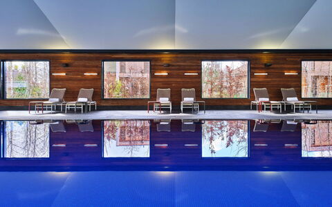 The Glass House at the Lakes by Yoo: Piscina, Techo, Recurso, Silla, Reflexión, Hotel, Eco Hotel, Mueble Para Exteriores, Fuente De Agua