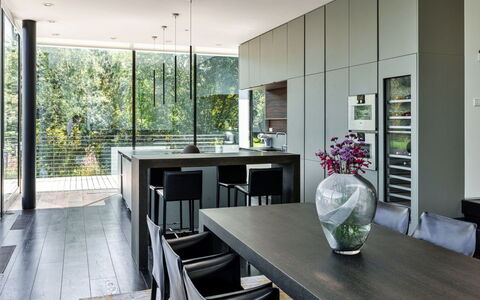 The Glass House at the Lakes by Yoo: Mueble, Diseño De Interiores, Piso, Suelo, Madera, Silla, Cocina Y Comedor Mesa, Mesa, Techo, Cocina