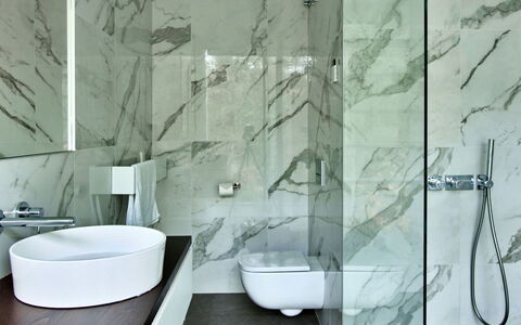 The Glass House at the Lakes by Yoo: Diseño De Interiores, Pared, Piso, Arreglo De Tubería, Baño, Suelo, Grifo, Arquitectura, Plomería, Techo