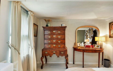 Aarons: Mueble, Diseño De Interiores, Habitación, Cama, Pared, Madera, Sábana, Lecho, Habitación, Textil