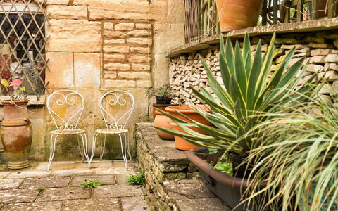 Aarons: Maceta, Planta De Casa, Losa, Ladrillo, Jardín, Silla, Mueble Para Exteriores, Pared De Piedra, Paisajismo, Patio Interior
