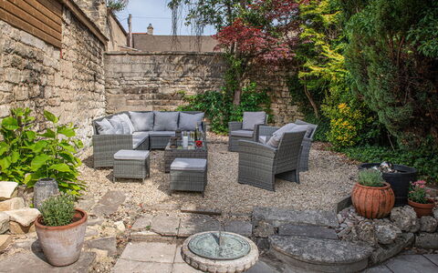 The Painswick Retreat: Mueble, Mueble Para Exteriores, Maceta, Mesa Al Aire Libre, Silla, Losa, Jardín, Planta De Casa, Patio
