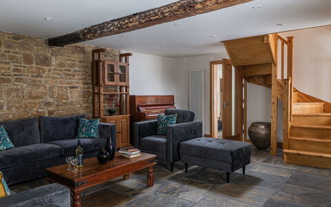The Painswick Retreat: Mueble, Piso, Diseño De Interiores, Pared, Suelo, Sofá, Madera, Sala, Habitación, Suelos De Madera