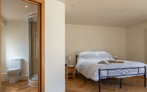 The Painswick Retreat: Piso, Suelo, Mueble, Diseño De Interiores, Pared, Madera, Suelos De Madera, Habitación, Cama, Habitación