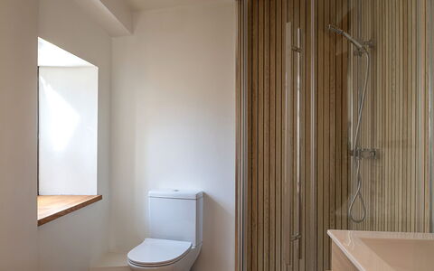The Painswick Retreat: Pared, Piso, Baño, Arreglo De Tubería, Madera, Suelo, Diseño De Interiores, Marrón, Lavabo Del Baño, Plomería
