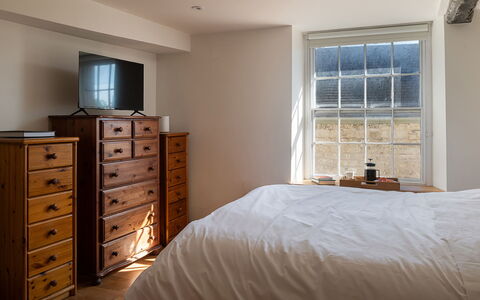 The Painswick Retreat: Cama, Habitación, Mueble, Lecho, Sábana, Madera, Diseño De Interiores, Piso, Suelo, Cajón