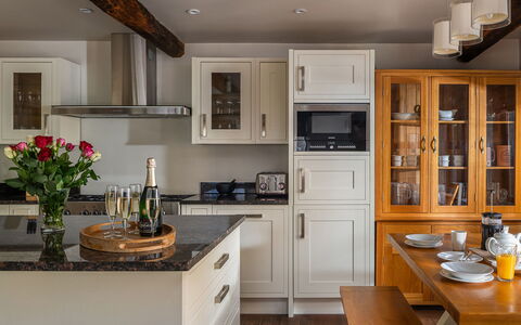 Serenity: Mueble, Gabinetes, Diseño De Interiores, Mostrador, Cocina, Madera, Piso, Aparato De Cocina, Casa, Alacena
