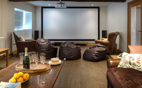 Serenity: Mueble, Diseño De Interiores, Sofá, Piso, Techo, Suelo, Sala, Habitación, Encendiendo, Casa