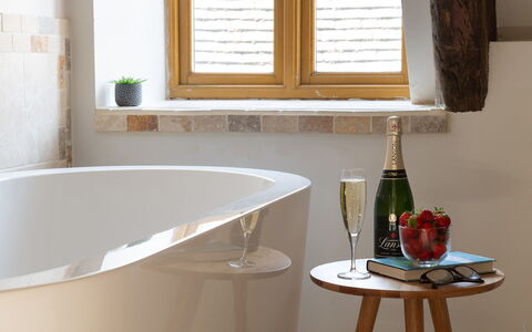 Serenity: Diseño De Interiores, Piso, Madera, Arreglo De Tubería, Suelo, Encendiendo, Bañera, Marrón, Baño, Casa