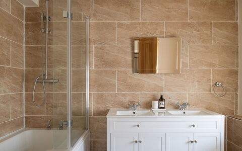 Tranquility House: Baño, Piso, Arreglo De Tubería, Pared, Diseño De Interiores, Lavabo, Suelo, Lavabo Del Baño, Mostrador, Madera