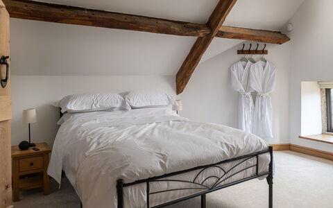 Tranquility House: Cama, Mueble, Habitación, Lecho, Diseño De Interiores, Sábana, Pared, Piso, Suelo, Madera