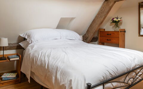 Tranquility House: Cama, Mueble, Lecho, Habitación, Sábana, Diseño De Interiores, Suelo, Piso, Madera, Linos