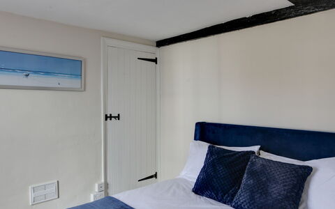 The Red House, Maldon: Habitación, Cama, Diseño De Interiores, Lecho, Sábana, Suelo, Piso, Linos, Habitación, Marco De La Cama