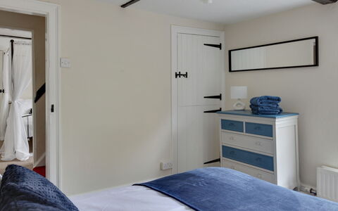 The Red House, Maldon: Cama, Mueble, Habitación, Diseño De Interiores, Lecho, Sábana, Habitación, Techo, Linos, Textil