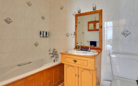 The Red House, Maldon: Arreglo De Tubería, Piso, Diseño De Interiores, Baño, Lavabo Del Baño, Suelo, Lavabo, Gabinetes, Grifo, Mueble
