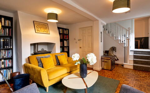The Mount: Mueble, Diseño De Interiores, Pared, Piso, Suelo, Sofá, Madera, Sala, Habitación, Techo