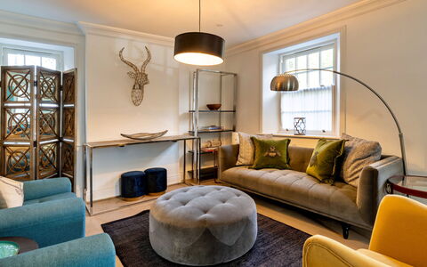 The Mount: Mueble, Diseño De Interiores, Piso, Suelo, Sofá, Pared, Sala, Madera, Habitación, Techo