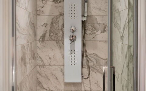 The Mount: Piso, Diseño De Interiores, Suelo, Puerta, Arreglo De Tubería, Loseta, Habitación, Plomería, Puerta De La Ducha, Baño