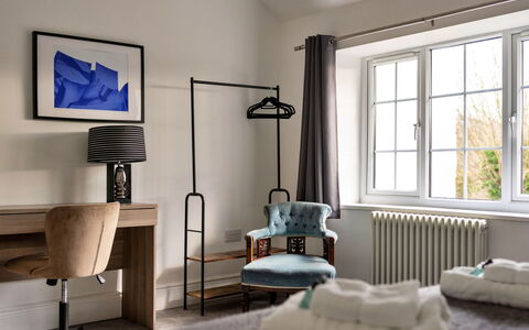The Mount: Mueble, Diseño De Interiores, Pared, Piso, Suelo, Madera, Habitación, Textil, Encendiendo, Cama
