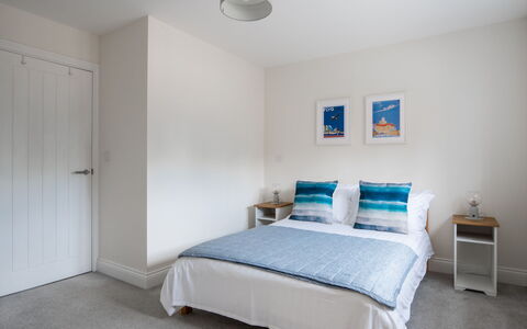 Field View: Cama, Diseño De Interiores, Habitación, Mueble, Sábana, Lecho, Piso, Madera, Suelo, Techo
