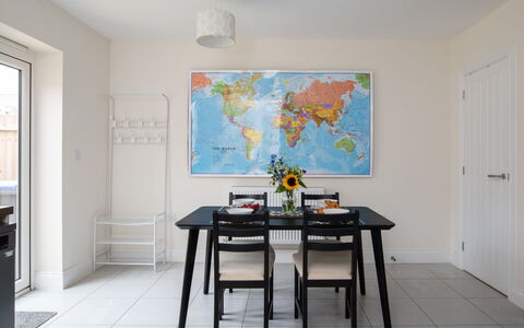 Field View: Mueble, Diseño De Interiores, Mesa, Comedor, Piso, Cocina Y Comedor Mesa, Silla, Habitación, Suelo, Marco