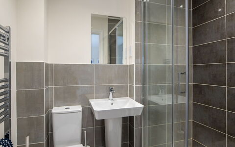 Field View: Piso, Pared, Suelo, Diseño De Interiores, Arreglo De Tubería, Baño, Techo, Baño, Lavabo, Asiento Del Baño