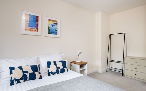 Field View: Mueble, Cama, Diseño De Interiores, Habitación, Piso, Suelo, Madera, Habitación, Sábana, Lecho