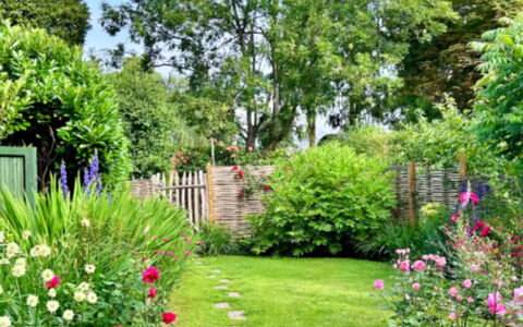 Meadowsweet Cottage: Flor, Verde, Jardín, Arbusto, Césped, Pasarela, Patio Interior, Cobertura Del Suelo, Primavera