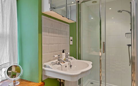 Meadowsweet Cottage: Baño, Lavabo Del Baño, Arreglo De Tubería, Pared, Diseño De Interiores, Lavabo, Piso, Suelo, Grifo, Espejo