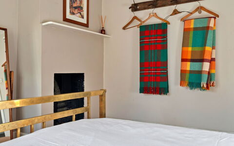 Meadowsweet Cottage: Madera, Diseño De Interiores, Linos, Piso, Habitación, Cama, Suelo, Mueble, Lecho, Habitación
