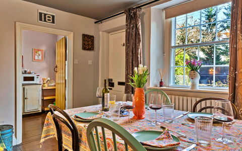 Flittermouse Cottage: Mueble, Diseño De Interiores, Comedor, Silla, Piso, Pared, Mesa, Madera, Cocina Y Comedor Mesa, Techo