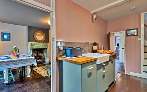 Flittermouse Cottage: Mueble, Cocina, Madera, Mostrador, Diseño De Interiores, Piso, Techo, Suelo, Habitación, Encendiendo