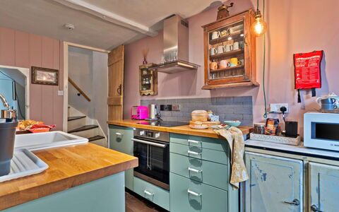Flittermouse Cottage: Cocina, Aparato De Cocina, Mostrador, Mueble, Electrodoméstico, Diseño De Interiores, Gabinetes, Madera, Piso, Habitación