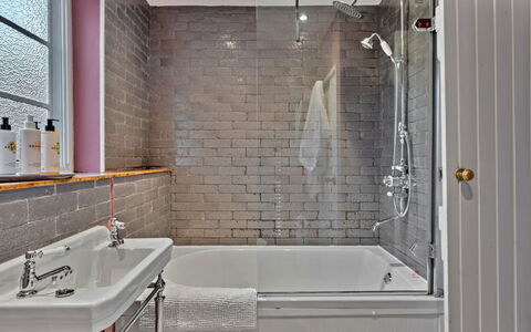 Flittermouse Cottage: Arreglo De Tubería, Bañera, Baño, Grifo, Plomería, Diseño De Interiores, Lavabo, Piso, Suelo, Loseta