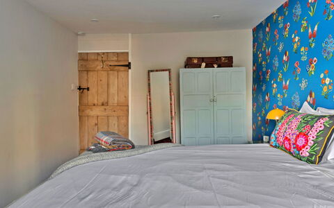 Flittermouse Cottage: Mueble, Diseño De Interiores, Habitación, Pared, Sábana, Cama, Lecho, Madera, Linos, Amarillo