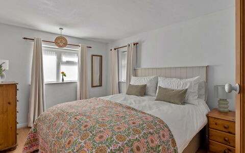 Poundtree: Cama, Mueble, Lecho, Diseño De Interiores, Habitación, Sábana, Linos, Madera, Piso, Techo