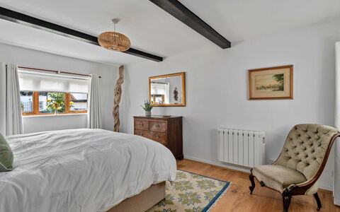 Poundtree: Cama, Mueble, Diseño De Interiores, Lecho, Habitación, Pared, Sábana, Habitación, Piso, Techo