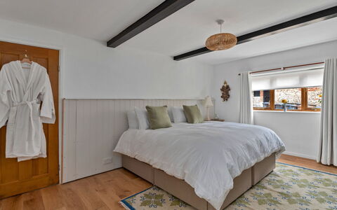 Poundtree: Mueble, Cama, Diseño De Interiores, Habitación, Piso, Pared, Suelo, Lecho, Madera, Techo