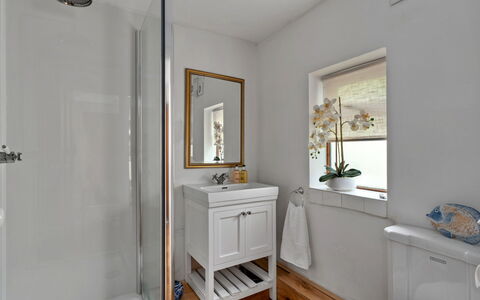 Poundtree: Baño, Arreglo De Tubería, Diseño De Interiores, Piso, Pared, Lavabo, Suelo, Lavabo Del Baño, Espejo, Grifo