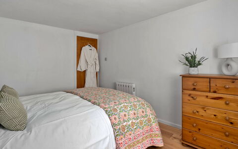 Poundtree: Mueble, Cama, Diseño De Interiores, Lecho, Habitación, Piso, Pared, Suelo, Sábana, Habitación