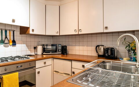 Bath 602: Cocina, Aparato De Cocina, Mostrador, Electrodoméstico, Gabinetes, Diseño De Interiores, Piso, Madera, Electrodoméstico, Estufa De Cocina