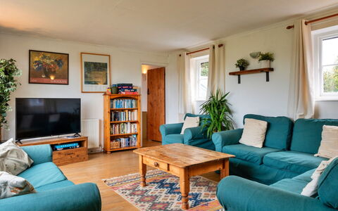 Cricketers' Cottage: Mueble, Diseño De Interiores, Sofá, Piso, Madera, Suelo, Sala, Habitación, Techo, Mesa