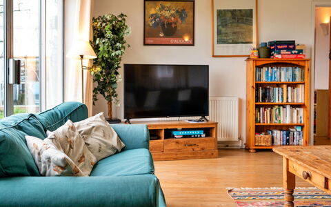 Cricketers' Cottage: Mueble, Diseño De Interiores, Sofá, Piso, Sala, Habitación, Suelo, Madera, Encendiendo, Textil